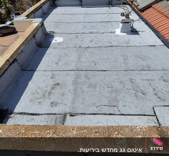 גג אטום עם יריעות ביטומניות ואיטום סביב צינור